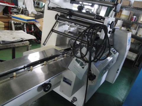 ㈱川島製作所 横ピロ包装機 KBF7011 - 中古包装機械 印字 検査